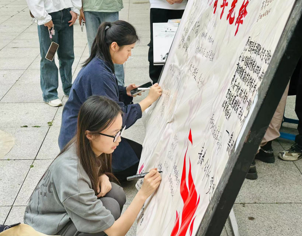 艺术教育学院开展“以五四之名,为青春上色”主题团日活动.png